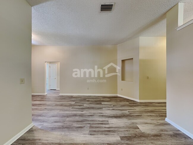 Building Photo - 685 Mackenzie Cir