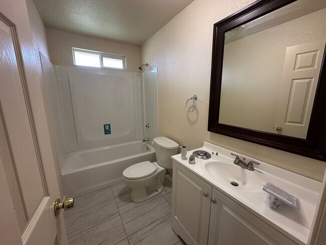 Foto del edificio - Updated Duplex Unit Move-In Ready