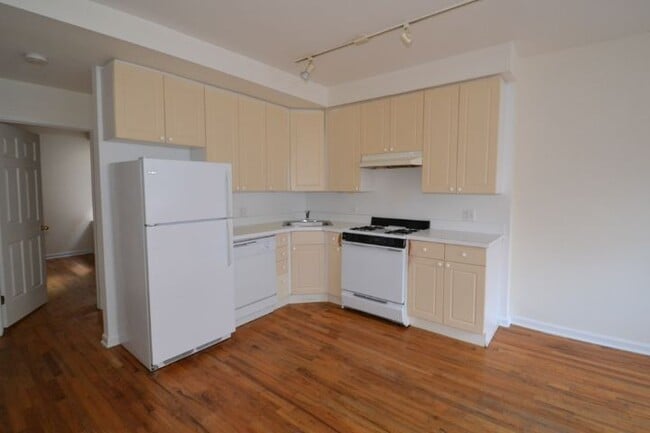 Building Photo - 922 W Dakin St