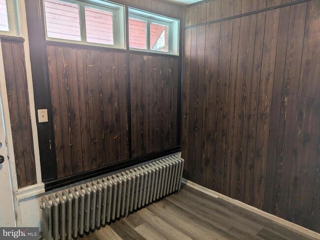 Building Photo - 2004 Broadway