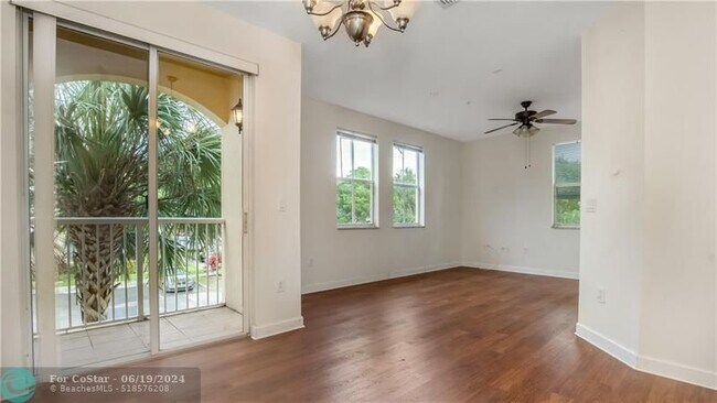 Building Photo - 100 Jacaranda Country Club Dr