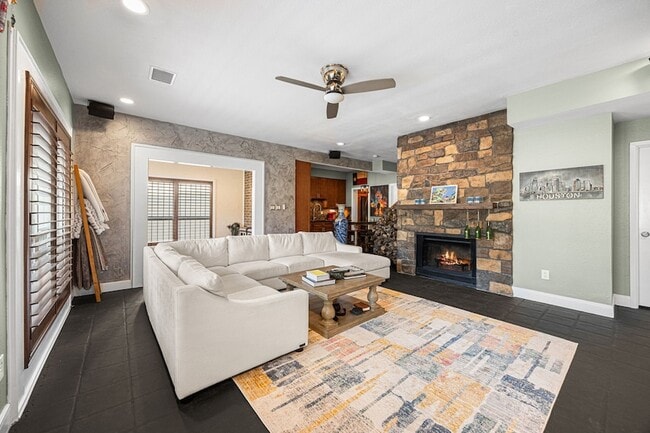 Photo - 202 E 7th St House