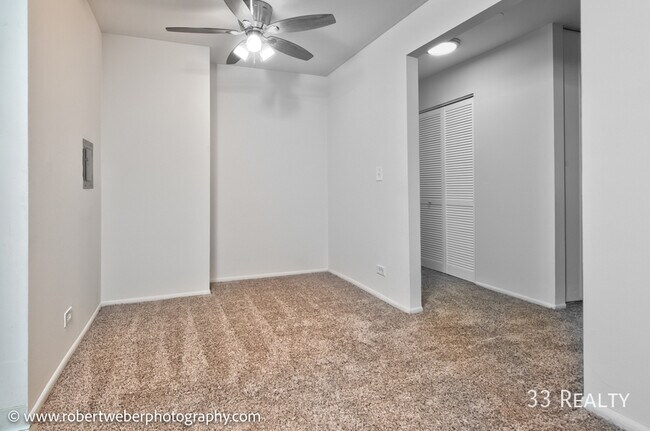 Foto del edificio - One Bedroom Apartment Available
