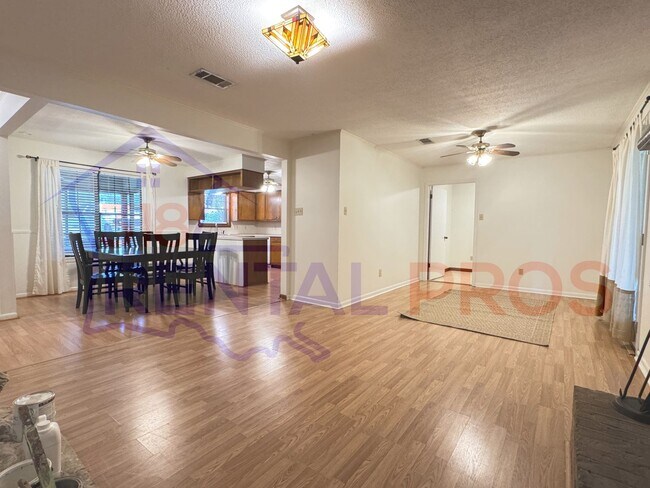 Building Photo - Beautiful Home with Large Backyard
