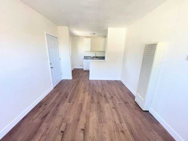 Building Photo - Completely updated 1bd/1ba within distance...