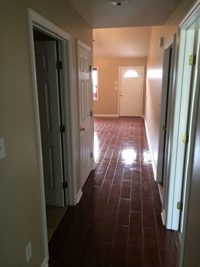 Hallway looking back to living room and front door - 178 Kelly Cir