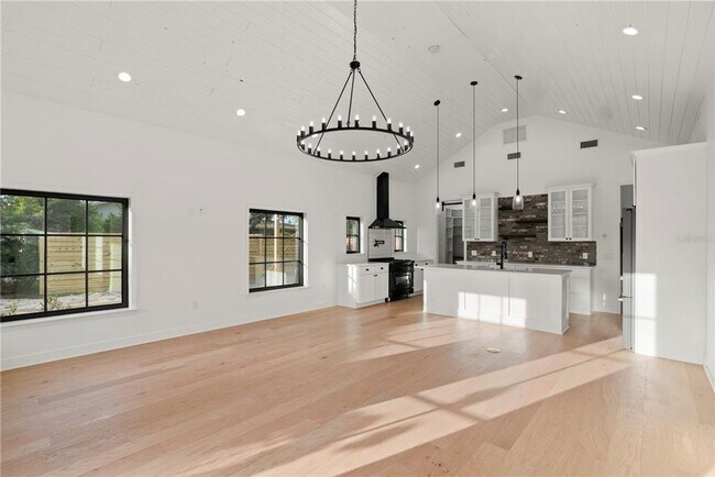 Foto del edificio - 3/2.5 Winter Park Gem Modern Sophistication Meets Farm House Inspiration