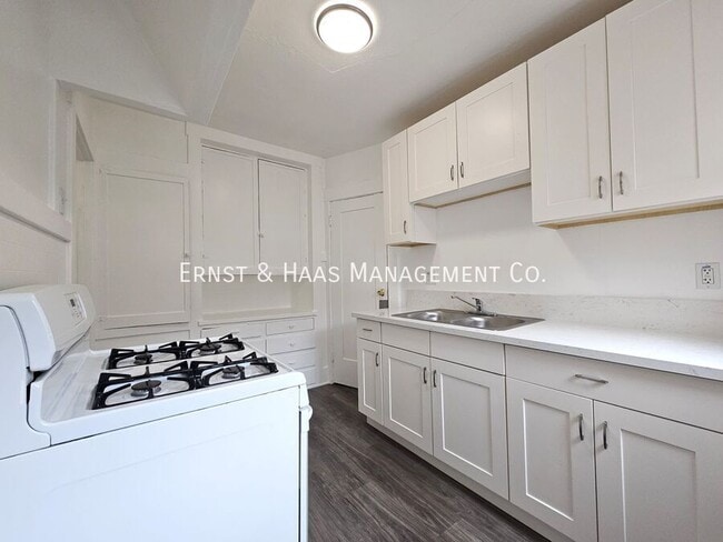 Foto del edificio - 320 W 12th St