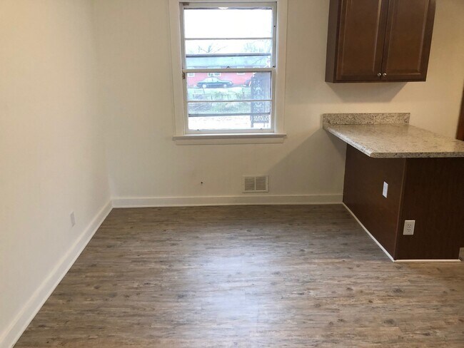 Foto del edificio - Updated 4 Bedroom Cape in Randolph Availab...