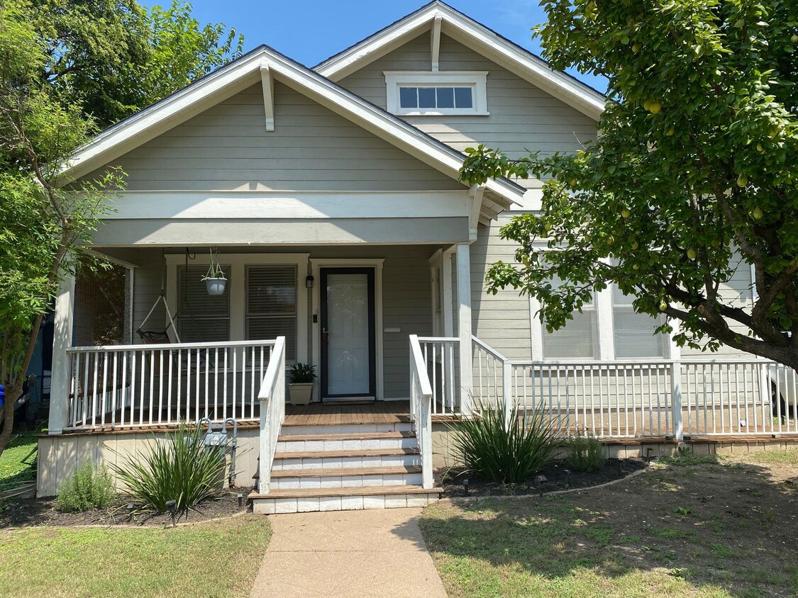 Primary Photo - Awesome Farmhouse Home