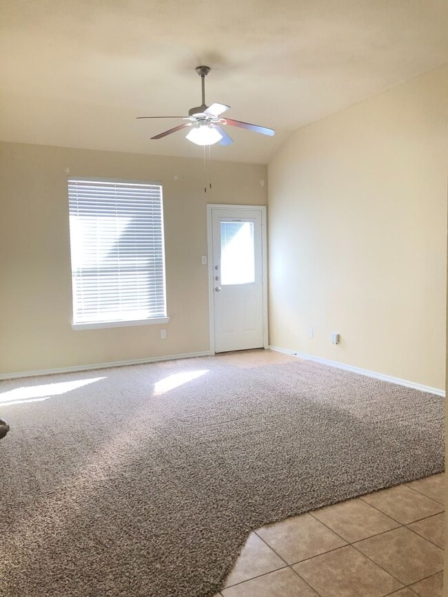 Building Photo - Nice 3 bedroom, 2 bathroom Duplex in Weatherford!