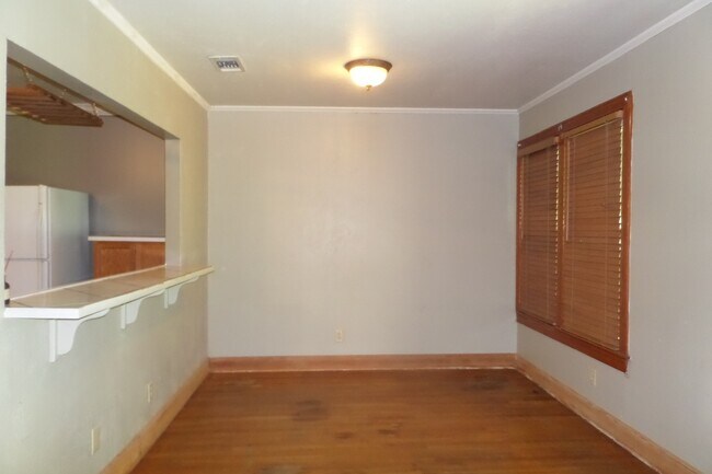 Foto del edificio - 3 BR house with fenced yard walking distan...