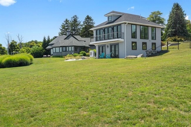 Building Photo - 1058 E Shore Rd