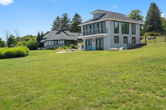 Foto del edificio - 1058 E Shore Rd