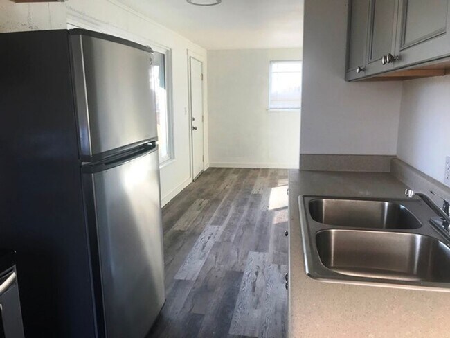 Building Photo - 2 BR 1 BA