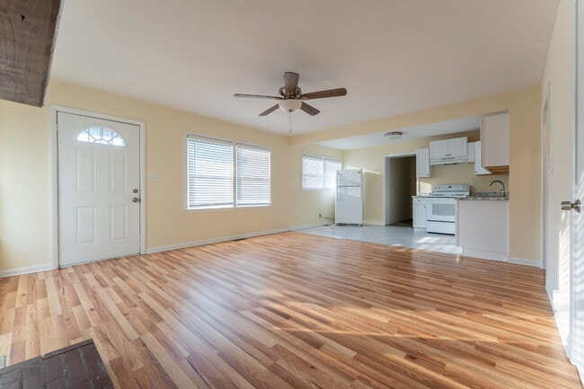 Foto del edificio - Donelson 3 Bedroom 2 Bath Apartment in Duplex