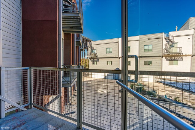 Building Photo - 3 br, 3.5 bath Townhome - 1112 East Quincy...