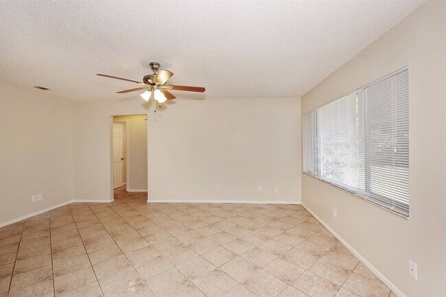 Building Photo - 646 Moss Dr