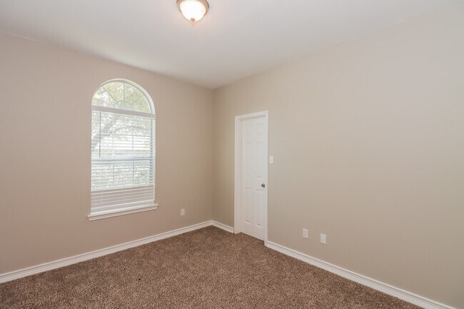 Building Photo - 4515 Bridgevillage Dr