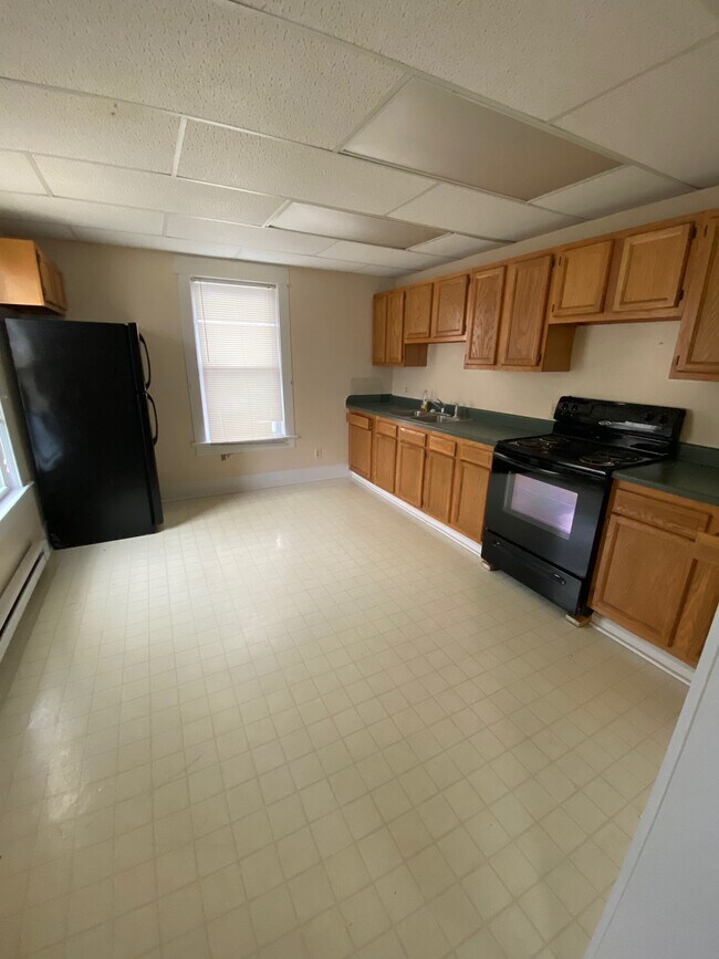 Building Photo - 1900 Vineyard St