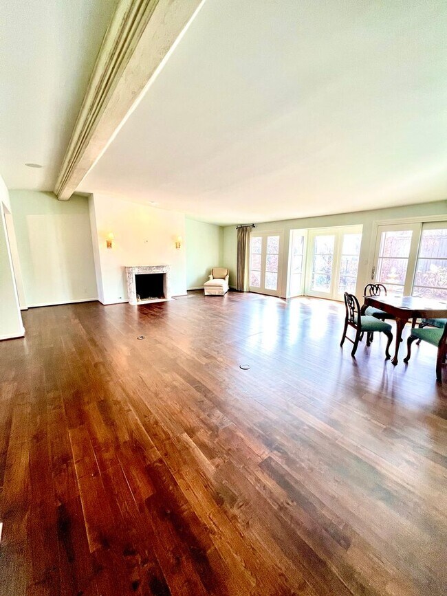 Foto del edificio - Rare rental opportunity in gated Garden Park!