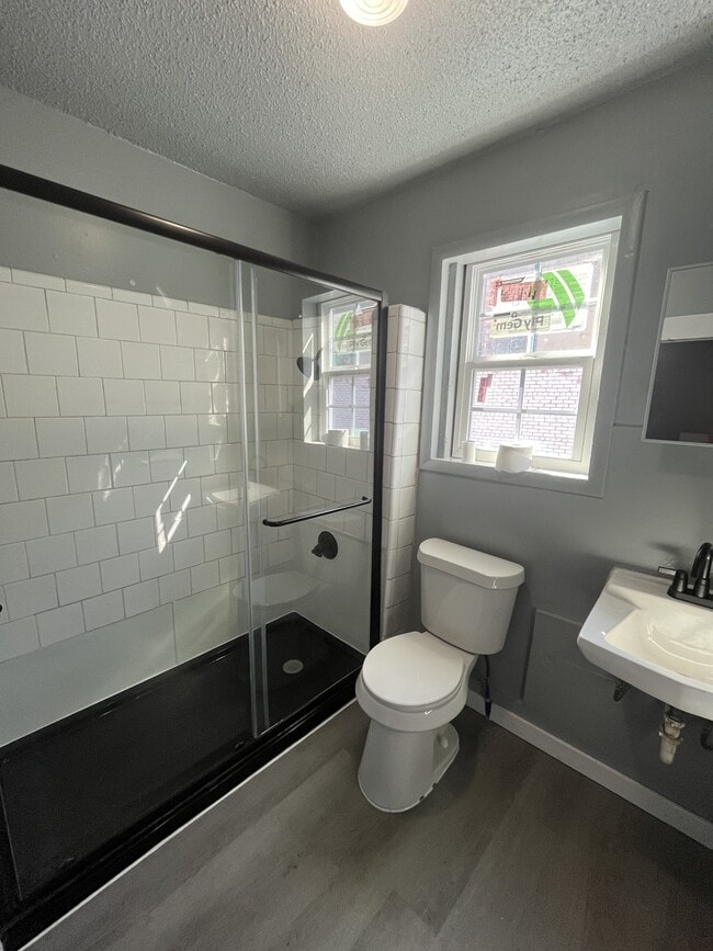 Building Photo - 405 W 10th St