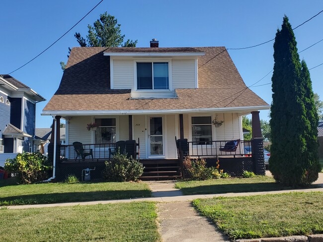 Building Photo - 704 J Ave