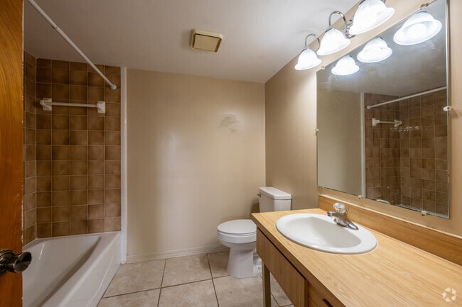 1BR, 1BA - 600SF - Version A - Bathroom - Fountain View Apartments