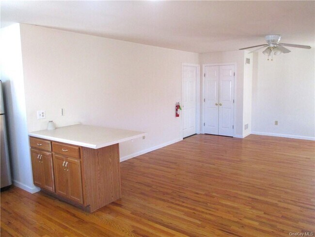 Foto del edificio - 74 N Main St