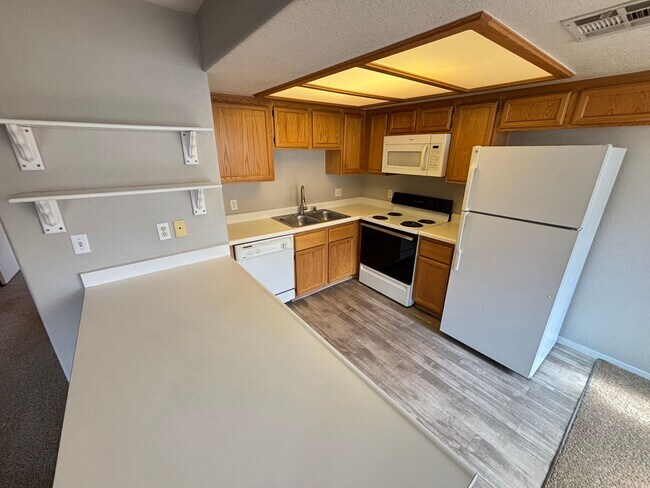 Foto del edificio - Beautiful 2BED/2BATH Condo near The Lakes