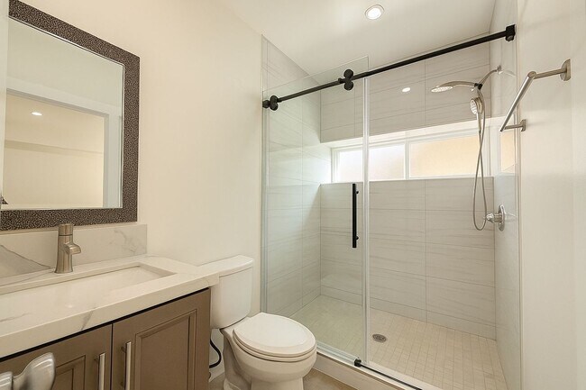 Foto del edificio - 5244 Whitsett Ave