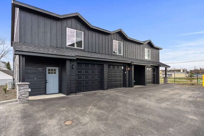 Building Photo - Luxury Living Off Appleway Trial Brand New...
