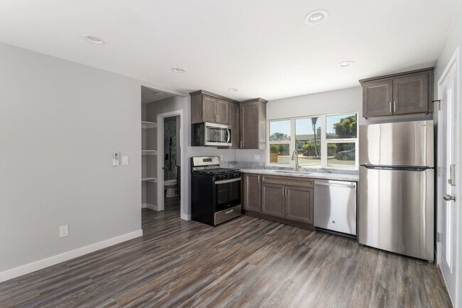 Foto del edificio - Luxurious 1-Bedroom Apartment with Private Yard in the Heart of Carlsbad / ALL UTILITIES INCLUDED...