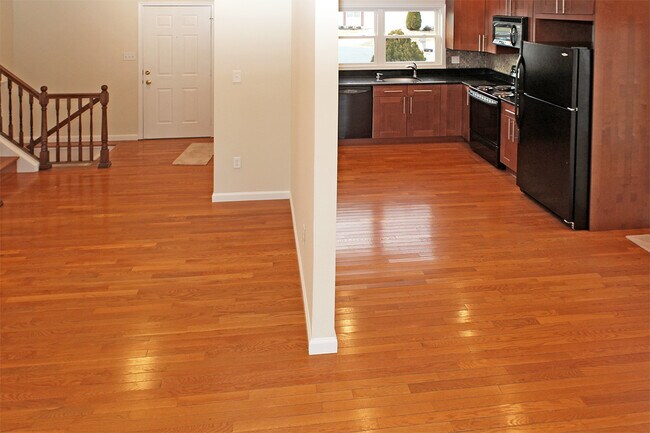 Building Photo - Gorgeous 4br/3.5ba SFH in convenient Herndon