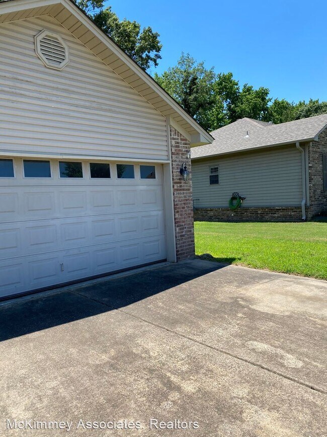 Building Photo - 3 br, 2 bath House - 35 Rosebud Cir