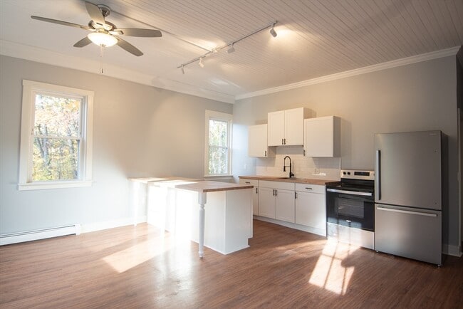 Building Photo - 3 Bridge St