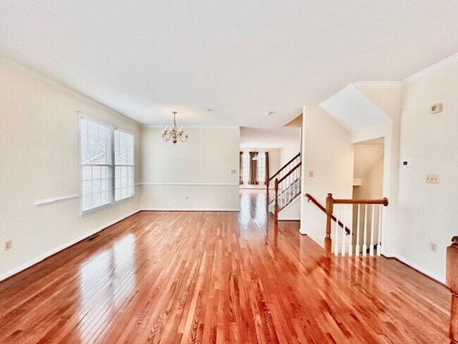 Building Photo - Welcome to this beautiful townhome!