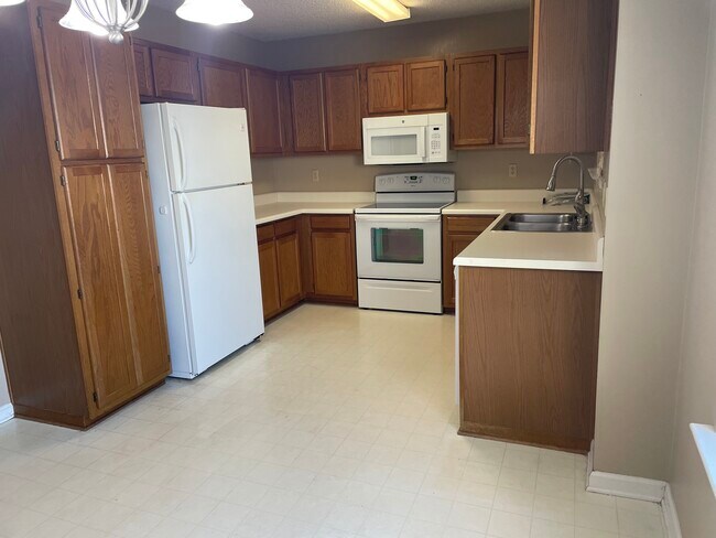 Building Photo - 437 Riverside Chase Cir