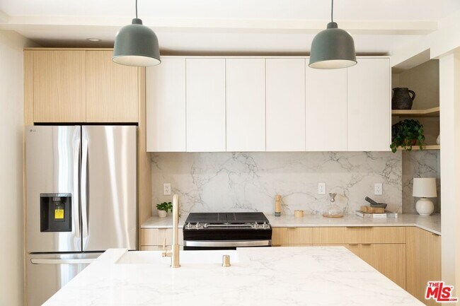 Foto del edificio - 1409 N De Longpre Ave