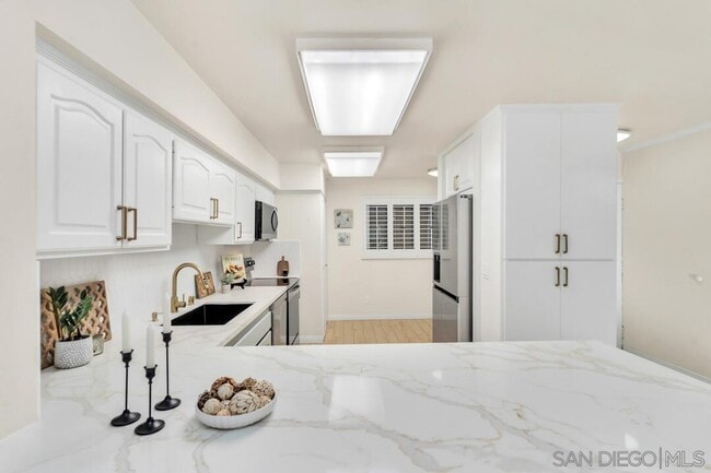 Building Photo - 2600 Torrey Pines Rd