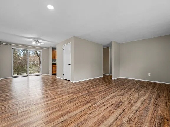 Foto del edificio - 3945 Sloping Dr