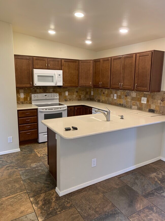 Kitchen - 607 N De Medici Pl