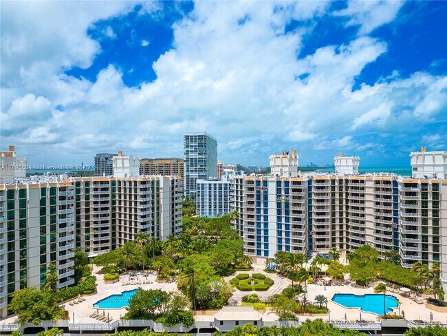 Foto del edificio - 1111 Crandon Blvd
