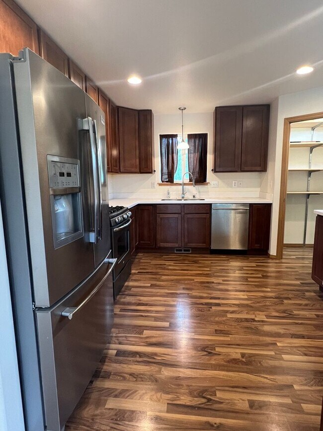 Building Photo - Lakeview home with 2 bedrooms plus an offi...