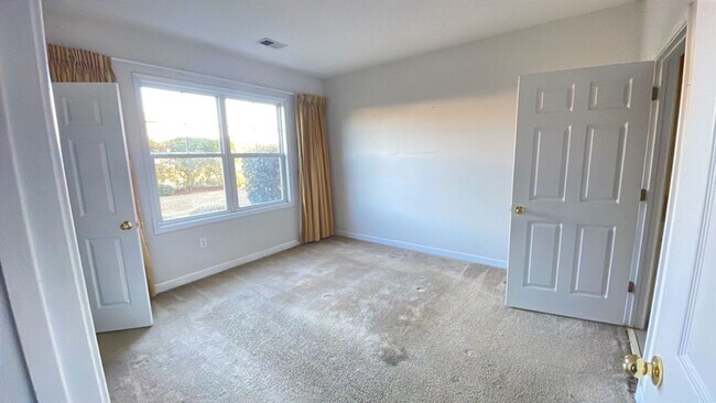 Building Photo - 2 bedroom/2 bath furnished condo in Heathe...