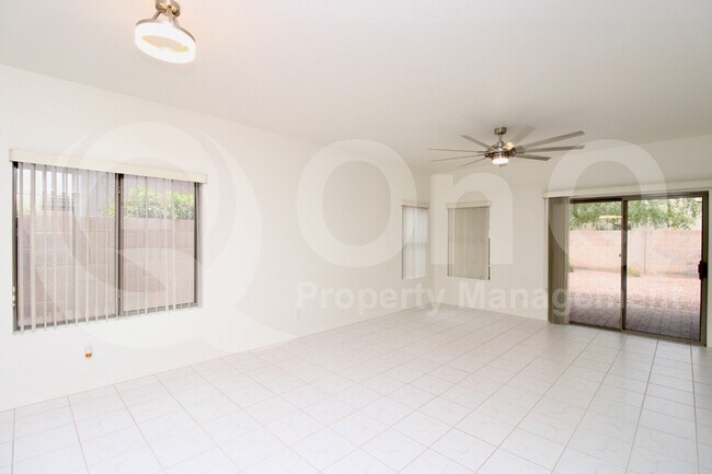 Foto del edificio - 2698 E Jasper Dr