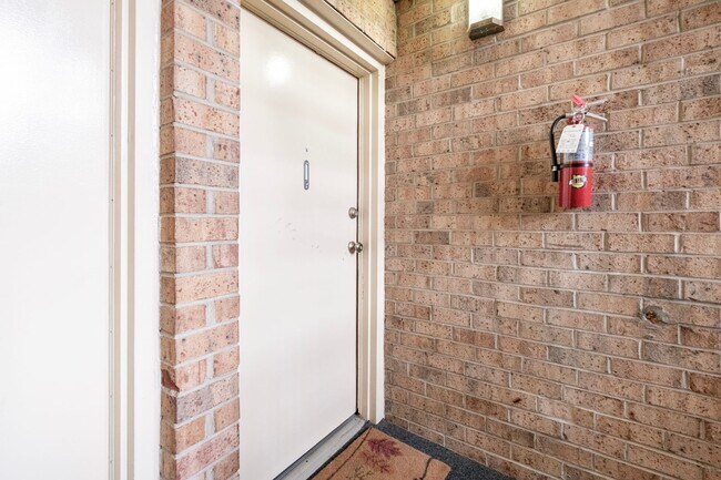 Foto del edificio - Charming 2 BR/2 BA Condo in Montgomery Vil...