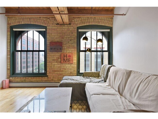Building Photo - 400 N 1st St