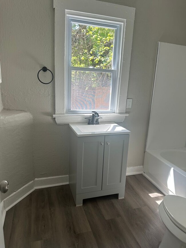 Building Photo - 2bd Duplex Cash Pay