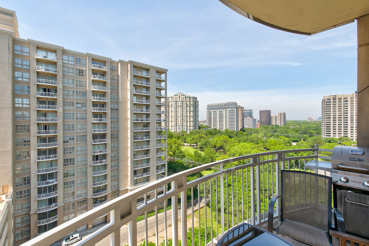 View from balcony & overlooking the pool - 3225 Turtle Creek Blvd